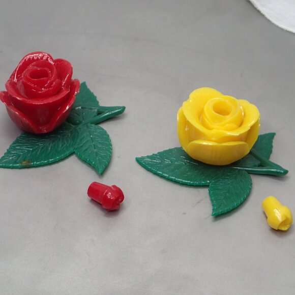 Vintage 1960s Plastic Rare Rose Salt and Pepper Shakers Flower Matching Pair - Picture 12 of 14